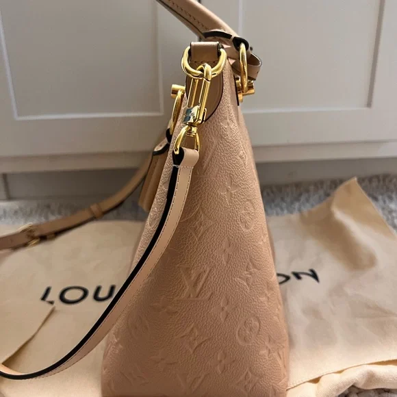 Louis Vuitton V tote MM - Picture 8 of 14